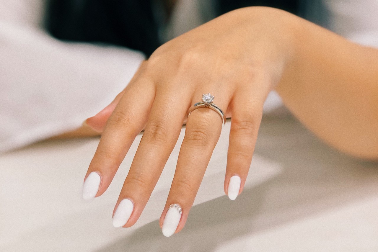 An engagement ring on a woman’s hand